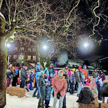 Der Samichlous unterwegs im Saanenland - Gsteig voller leuchtender Kinderaugen. FOTOS: SYBILLE WALKER