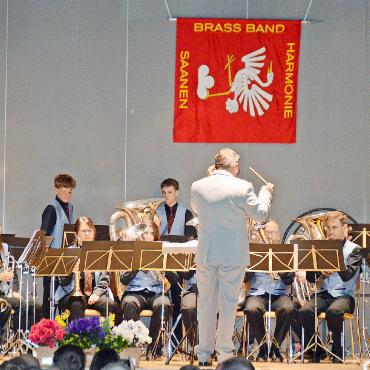 Ein bunter Strauss von Melodien - Das Orchester mit dem Dirigenten in voller Aktion.
FOTOS: TONI SIEGRIST