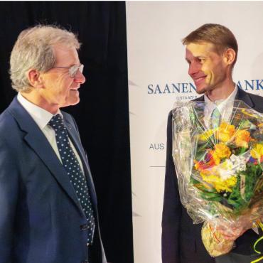 Präsident Steimle tritt nach 22 Jahren ab – Matti übernimmt bei der Saanen Bank - Als Verwaltungsratspräsident liess es sich Victor Steimle nicht nehmen, bei Jubiläen persönlich im Betrieb vorbeizuschauen, so auch beim Jubiläum von Simon Rösti (rechts), Leiter des Kreditzentrums.
