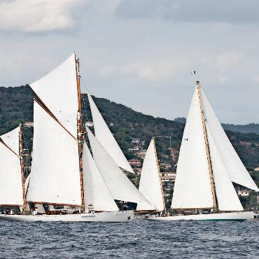 Eine exzellente Saison: Kultur, Wettbewerb und Feierlichkeiten im Gstaad Yacht Club - Bei leichten Windverhältnissen war es fast wie ein Schauspiel, die 100-Jährigen am Regattatag so auf dem Wasser zu sehen. FOTO: JUERG KAUFMANN/GYC