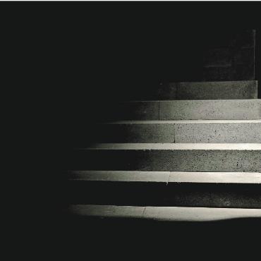 Von der Dunkelheit ins Licht – unterwegs im Advent - Von der Dunkelheit … FOTO: CAROLINA PIMENTA/UNSPLASH.COM