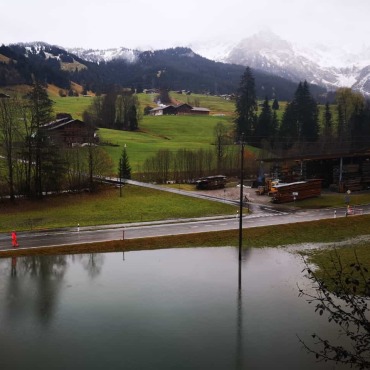Unwetter: Lage normalisiert  - Und plötzlich gabs einen See im Saali (Foto: Flurina Welten)
