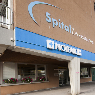 Gesundheitsnetz Simme Saane: Gsteig sagt Nein, Brossa will Weg finden - Wenn alle Gemeinden die finanziellen Beiträge sprechen, betreibt die Gesundheit Simme Saane AG zukünftig das Spital Zweisimmen. Gibt es ein einziges Nein, plant der Kanton ein ambulantes Gesundheitszentrum. (Archivfoto: AvS)