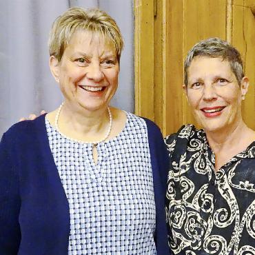 «Frauenzeit» – ein Vormittag mit Tiefgang - Die Moderatorin Doris Kuhnen (links) und die Referentin Barbara Lempen begegneten einander zum ersten Mal im Konfirmationslager. Als Unterländerinnen sind sie beide seit Jahren im Obersimmental zu Hause. FOTOS: VRENI MÜLLENER