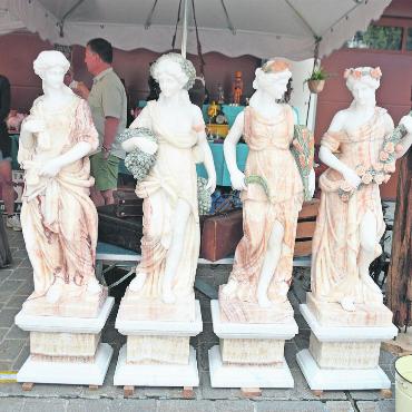 Die Brocante feiert ihre 20. Ausgabe - Vier Statuen für vier Jahreszeiten: So manch ein Besucher machte ein Selfie mit den Damen.