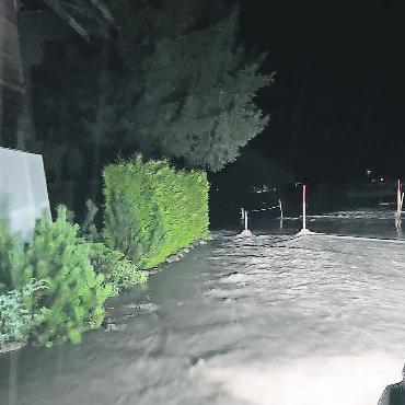 Entspannung der prekären Hochwasserlage - In Grund suchte sich das Wasser seinen Weg über die Strasse. FOTO: GERY MOOSMANN