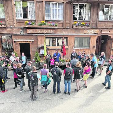 Stefan Annen ist neuer Lauener Gemeindefähnrich - Apéro vor dem Hotel Wildhorn. FOTOS: ZVG