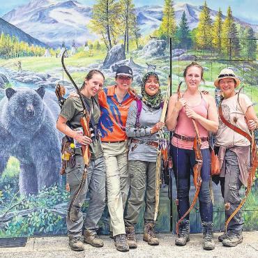 Bogenschützin beweist kühlen Kopf bei den Europameisterschaften - Martina Könitzer (links) mit ihren Mitstreiterinnen an der Europameisterschaft im Bowhunting.