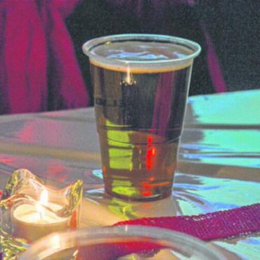 Public Viewing Länderspiel Schweiz–Serbien - Auch wenn es Dezember ist: Es gab trotzdem Bier und nicht Glühwein, dafür Kerzenschein.