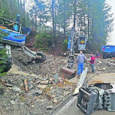 Entspannung der prekären Hochwasserlage - Räumungsarbeiten in Gang: Die verschüttete Hauptstrasse zwischen Gsteig und Feutersoey im Bereich Schüdele. FOTO: CHRISTIAN GEHRET