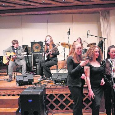 Zehn Jahre Kräftemessen im Auftrag der Freundschaft - Nicht nur Sport stand im Zentrum: Im The Alpina Gstaad unterhielten nach dem Dinner Studenten des Gymnasiums Gstaad und des Le Rosey die 100 geladenen Gäste mit Musik und Gesang. FOTOS: FRANK MÜLLER