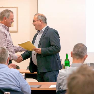 Aus der Vergangenheit gelernt: Bergregion präsentiert neues Leitbild - Co-Präsident René Müller (rechts) verabschiedet den bisherigen Co-Präsidenten Toni von Grünigen.