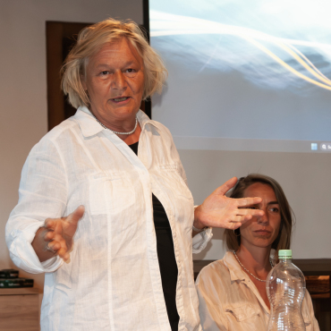 Maternité Alpine spürt Geburtenrückgang - Marianne Haueter spricht über die Wichtigkeit des Wochenbetts. Neben ihr sitzt die neue Co-Betriebsleiterin Susanne Reber. (Fotos: AvS)