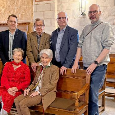 Jubiläum «La Folia» – verdiente Plattform - Sie haben sich massgeblich für die Organisation der Ausstellung in Rougemont eingesetzt: stehend v.l. André Reichenbach, Mitglied Gemeinderat Rougemont; Eric Monnier, Präsident Vorstand La Folia; Patrice Borcard, Präsident Pays-d’Enhaut Tourisme und Komitee Unesco; Patrick Charbon, offizieller Fotograf und Vorstandsmitglied La Folia. Sitzend v.l. Brigitte Exchaquet-Monnier, Sekretärin La Folia; Michaela Hommel, Vorstandsmitglied La Folia. FOTOS: TINA DOSOT