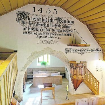 Kirchenserie Teil 2: Heilige Mauritius & Joder: der Märtyrer, der Bischof und ein Massengrab - Das Innere der Joderkirche in Gsteig, Baujahr 1453: Der Raum ist von protestantischer Schlichtheit geprägt. Als einziger Schmuck dienen die auf die Wände in kunstvoller Schrift gemalten Bibelsprüche. Im Zentrum des Chors standen zu katholischen Zeiten der Joderaltar sowie links vor dem Bogen ein Marienaltar, die beide während der Reformation geschleift wurden.