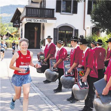 Traumhafte Bedingungen am Glacier 3000 Run und Kids Run 2022 - Unterwegs werden die Läuferinnen und Läufer kräftig unterstützt. FOTO: MANUEL KURTH