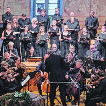 Bach monumental rekonstruiert - Zurück zum Ursprung: Nur 20 Sänger und ein überschaubares Orchester mit barocken Instrumenten rekonstruieren das Ambiente aus Bachs Epoche.