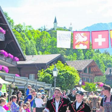 Von der Alp ins Dorf: Fotostrecke Gstaad Züglete 2023 - Nicht nur die Kühe, sondern auch die Chüejerfamilien sind herausgeputzt.