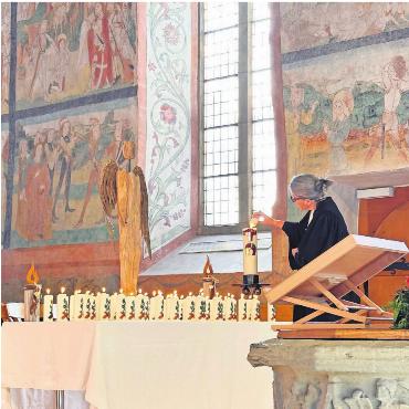 Erinnern – Perlen des Lebens - Zur Erinnerung an die Menschen, die wir vermissen, werden im Ewigkeitssonntags-Gottesdienst Kerzen angezündet. FOTO: MARIANNE KELLENBERGER