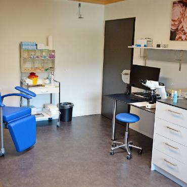 SarinaMed: Tag der offenen Tür - Patientenstuhl und Geräte im Labor. Hier können die nötigen Analysen vorgenommen werden, weitergehende Laboruntersuchungen werden vom MCL-Labor, Niederwangen, gemacht. Zudem darf Sarina-Med eine eigene Apotheke führen und Medikamente direkt an Patienten und Patientinnen abgeben.