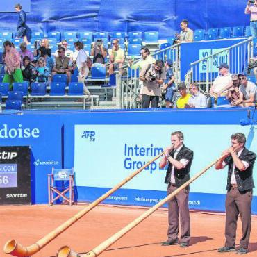 Lasst die Korken knallen: Das war das Swiss Open Gstaad 2023 - Die Alphornbläser durften natürlich nicht fehlen.