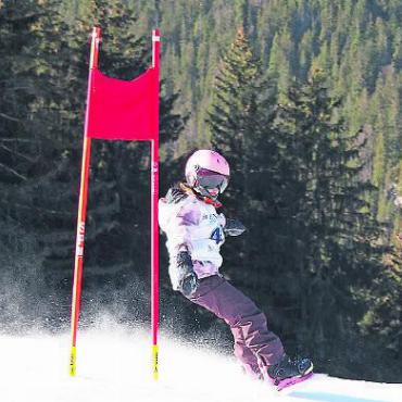Saaner Schüler strahlten mit der Sonne um die Wette - Luana meisterte den Snowboardparcours mit Bravour.