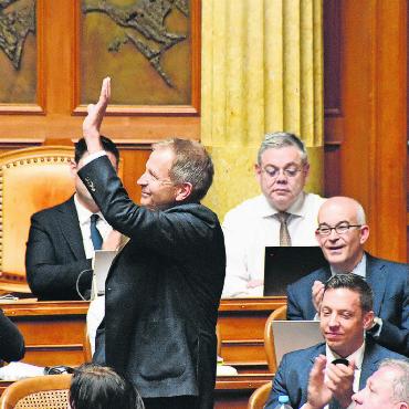 «Ein echter Milizpolitiker» - Erich von Siebenthal bedankt sich bei seiner Familie, die die Verabschiedung auf der Zuschauertribüne mitverfolgt hat. FOTOS: ANITA MOSER