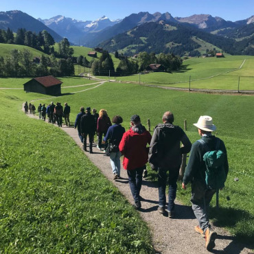 Der Spaziergang als Reise zu sich selbst - Über 30 Literaturenthusiasten auf Entdeckungsreise mit Autor Michail Schischkin.  (Fotos: Ulrich Rüger)