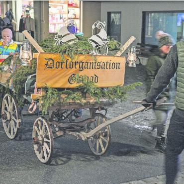 Der Samichlous zu Besuch im Saanenland - Der Tee-Leiterwagen der Dorforganisation Gstaad.