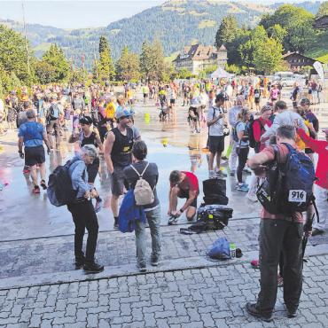 Traumhafte Bedingungen am Glacier 3000 Run und Kids Run 2022 - Läuferinnen und Läufer treffen sich auf dem Eisbahnareal in Gstaad. Man läuft sich warm und tauscht Erinnerungen aus.