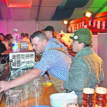 Ausgelassene Stimmung beim 4. Oktoberfest in Gstaad - Einige Masse von vielen, die an den zwei Abenden über den Tresen gereicht wurden.