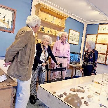 Ausstellung in Château-d’Oex zeigt Werke von David Montalto - David Montalto (Mitte) an der Ausstellung.