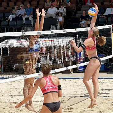 Schweizer Donnerstag am Swatch Beach Pro Gstaad - Nadine Demierre und Muriel Bossart standen zwar nur für einen Match auf dem Center-Court. Doch die Atmosphäre war für beide sehr eindrücklich. FOTOS:JENNY STERCHI
