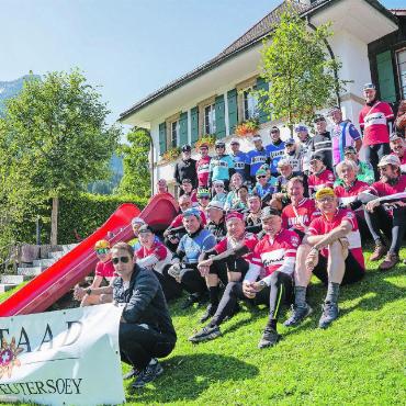 Ganz gemütlich «gümmele» - Die Gruppe der begeisterten Gstaad-Velo-Classic-Teilnehmenden genoss in Gsteig eine feine, «chüschtige» Verpflegung, organisiert durch die Dorforganisation.