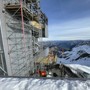 Andrang auf dem Glacier 3000 - Im Frühling beginnt der Wiederaufbau der zwei obersten Stockwerke. 