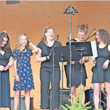 Musik im Pavillon drang auf die Promenade - Im letzten Teil des Konzertes griffen alle Musikklassen auf Karaokeversionen der von ihnen ausgewählten Stücke zurück. Und wie viel Freude das machte, sah jeder, der an diesem Abend im Publikum sass oder stand.