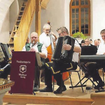 Einheimische Klänge in der Kirche Gsteig - Familienkapelle Walker. FOTO: ZVG