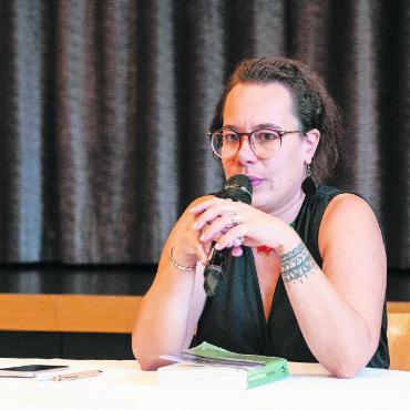 Kritik am zerstörerischen Polit- und Wirtschaftssystem - Mit Geduld und Bedacht wählt Nicole Maron ihre Worte, um Fragen aus dem Publikum zu beantworten.