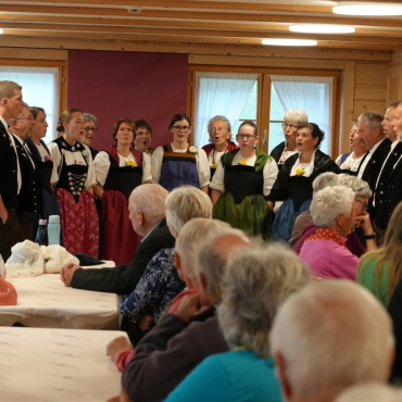 «Glänzt wie früsch!» – Altersheim Sunnebühl feiert Jubiläum und Sanierung - Das Chörli Lauenen umrahmte den Festakt mit traditionellen Liedern.. Fotos: Jonathan Schopfer