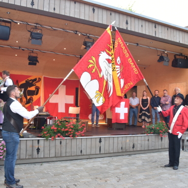 Saanen hat nun auch eine Gemeindefahne - Fahnengruss mit Fahne der Brass Band «Harmonie» Saanen durch Fähnrich Ernest Marmet. 
