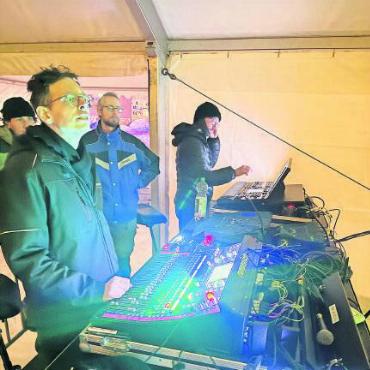 Zweite Ausgabe des Slopesound-Festivals findet Anklang - Technik, Technik und nochmal Technik... damit alles rund läuft, braucht es ein umfangreiches Equipment und Spezialisten. FOTO: ELISA OPPERMANN