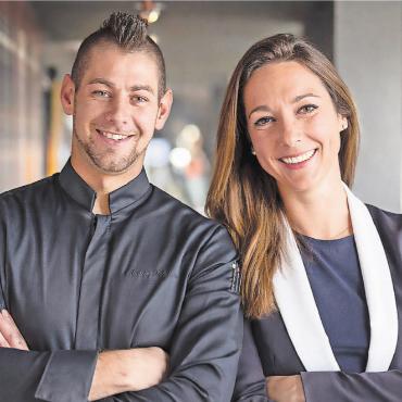 Alberto Salviato und Mirka Czybik – kulinarische Handschrift trifft Führungskompetenz im HUUS Gstaad - Küchenchef Alberto Salviato mit CEO und General Managerin Mirka Czybik.