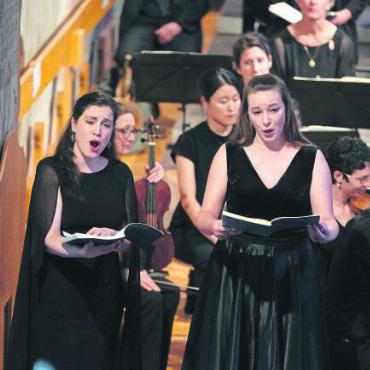 Bach monumental rekonstruiert - Die Sopranistinnen Catalina Bertucci (links) und Miriam Feuersinger.