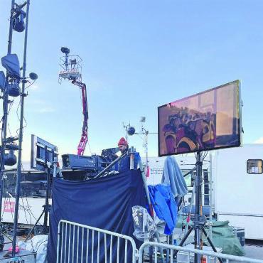 «Und... Action!» – «SRF bi de Lüt» sendete live aus Gstaad - Viel Technik für eine grosse Sendung.
