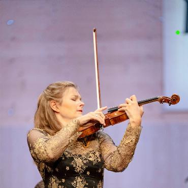 Solistischer und sinfonischer Höhepunkt - Die Geigerin Janine Jansen fiel mit einer sehr beachtenswerten Interpretation des Konzerts in e-Moll von Mendelssohn auf.
