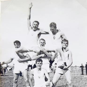 Vom Hoselupf zum publikumswirksamen Spitzensport - Kniend: Hauswirth Armin; mittlere Reihe v.l.: Müller Paul, von Siebenthal Gottlieb, Hauswirth Benz; auf den Schultern v.l.: Brand Ruedi, Romang Oswald.FOTOS: BENZ HAUSWIRT, CHALET WÄLDLI, GSTAAD