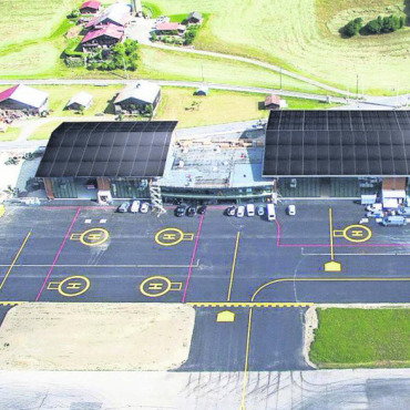 Der Saaner Flughafen erhält sein erstes Sonnendach - Ob das grössere Gebäude ebenfalls mit Solarpanels ausgestattet wird, entscheidet der Verwaltungsrat nach ersten Erfahrungen mit der ersten Anlage, wie Präsident Walter Egger erläuterte. VISUALISIERUNGEN: GSTAAD AIRPORT