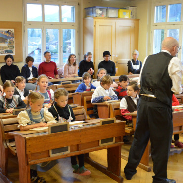 Schulstunden wie vor 100 Jahren - Die Klasse mit den Eltern in der hintersten Reihe, von denen ebenfalls einige verkleidet waren.