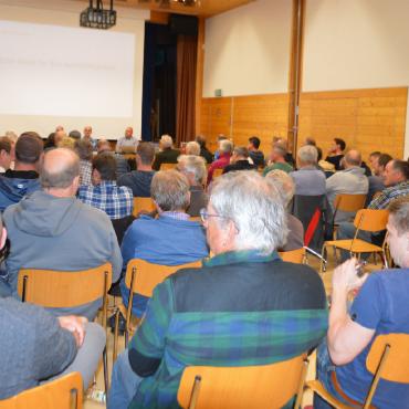 Der schwierige Weg zu grüner Wasserenergie - An die 100 Personen waren der Einladung der Kraftwerk Turbach AG zum Informationsabend gefolgt. FOTOS: SONJA WOLF