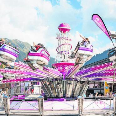 Country Music at its best - Der Lunapark gehört zur Country Night und bringt hauptsächlich Kinder und Jugendliche zum Kreischen.